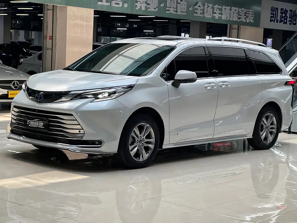 Toyota Sienna 2024 — фото 1