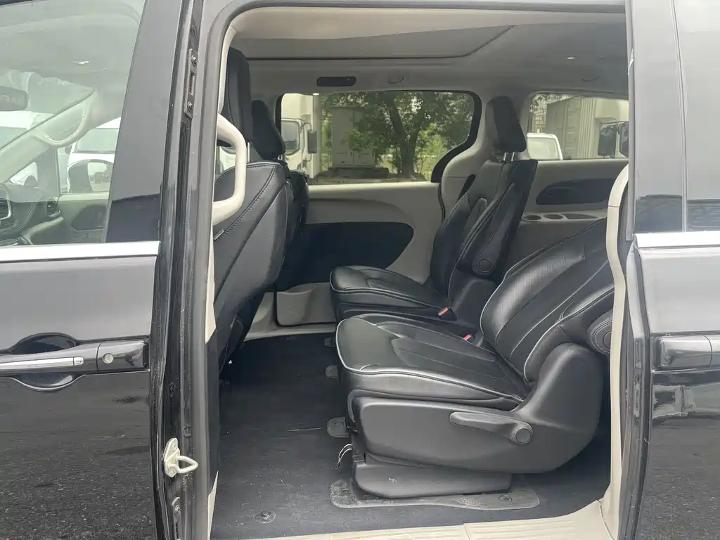 Chrysler Grand Voyager PHEV 2025 — фото 10