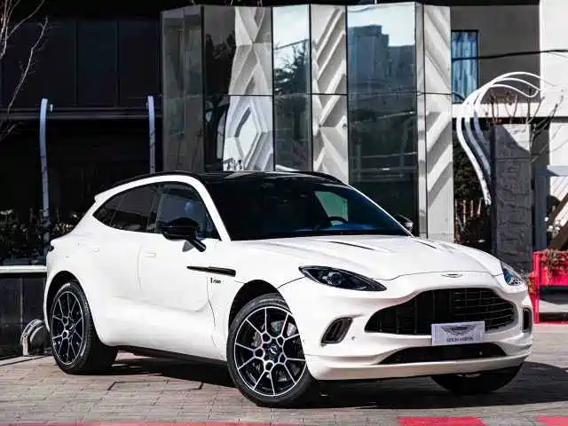Aston Martin DBX 2021 — фото 2