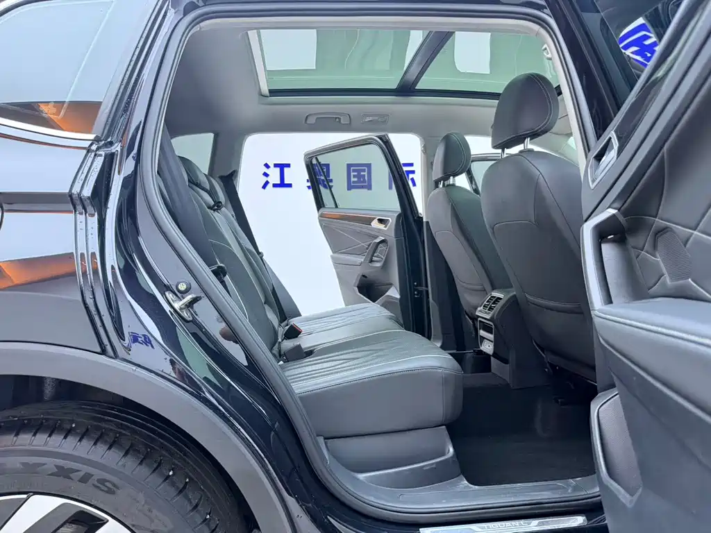 Volkswagen Tiguan L 2023 — фото 17