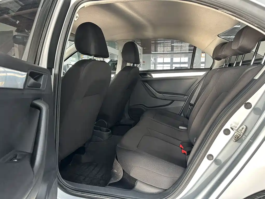 Volkswagen Jetta 2015 — фото 10