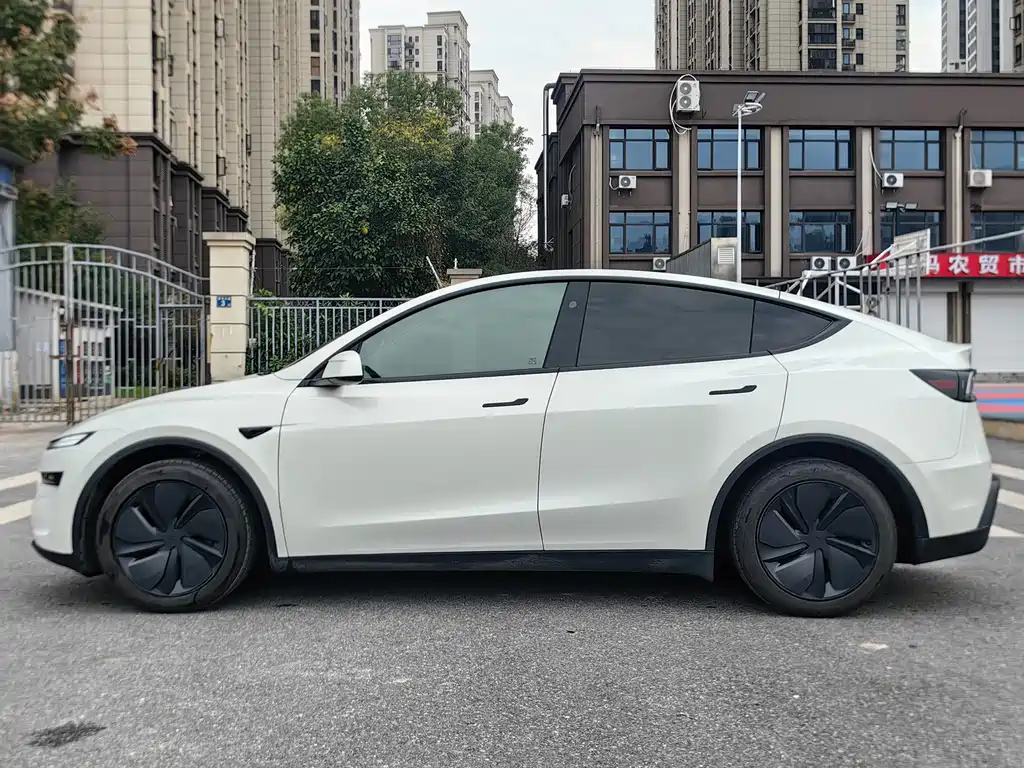 Tesla Model Y 2025 — фото 11