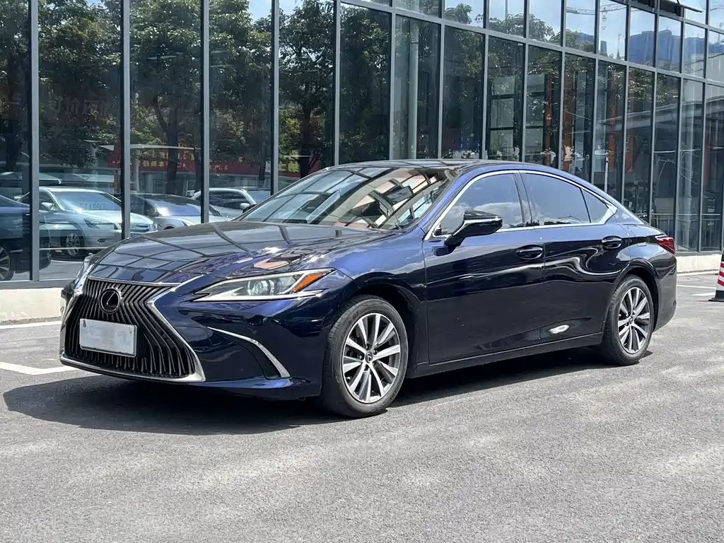 Lexus ES 2020 — фото 1