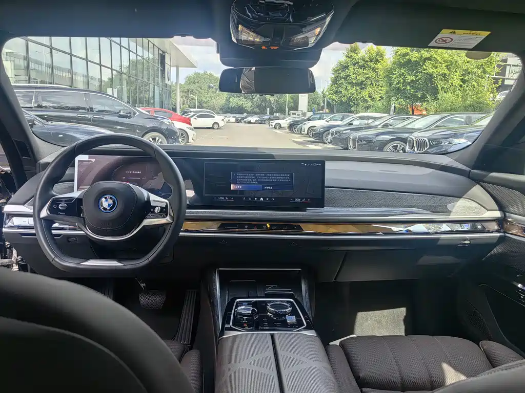 BMW i7 2025 — фото 17
