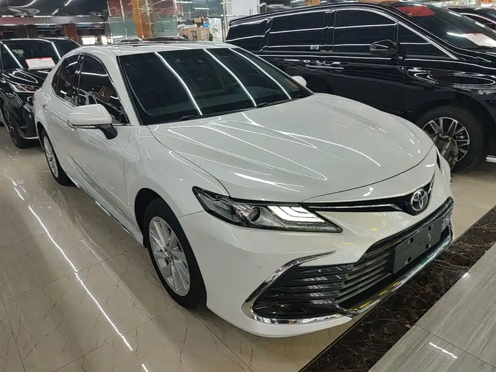 Toyota Camry 2023 — фото 4