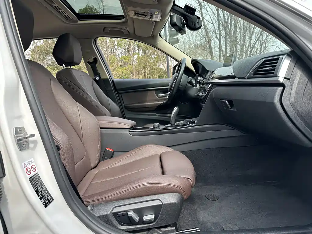 BMW 3 Series 2018 — фото 11