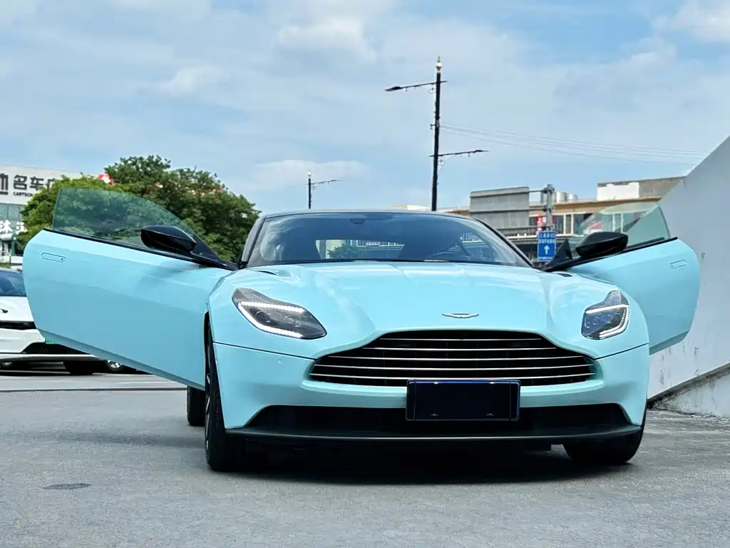 Aston Martin DB11 2019 — фото 10