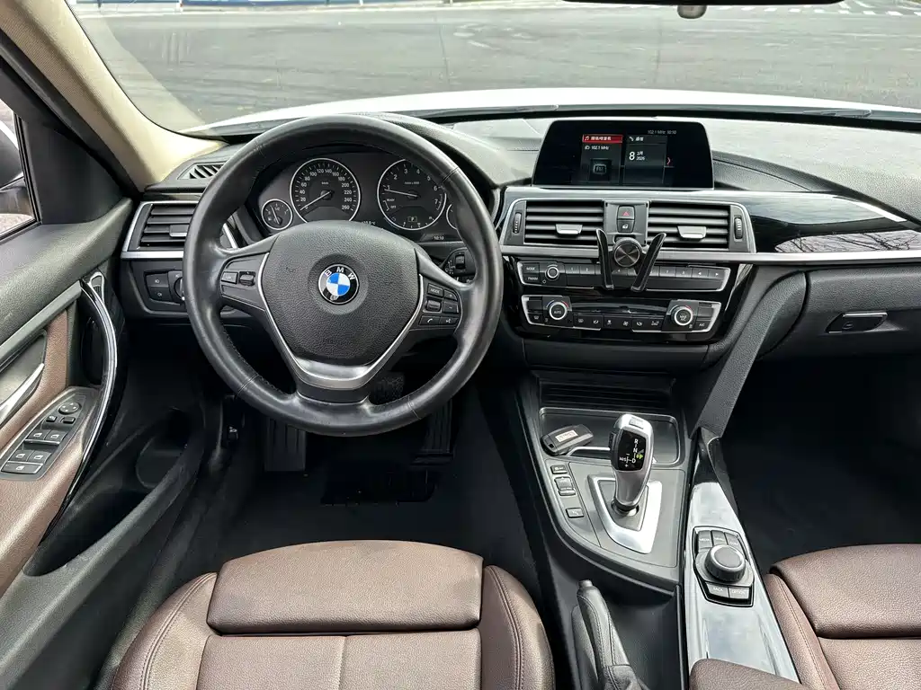 BMW 3 Series 2018 — фото 18