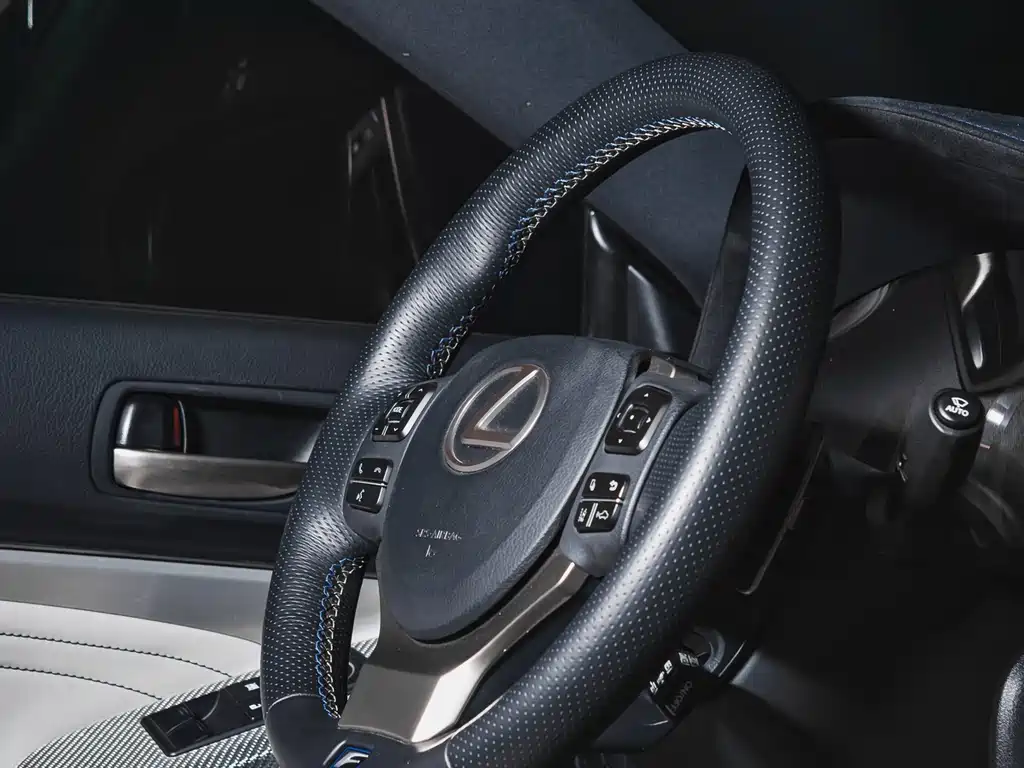 Lexus RC F 2016 — фото 18