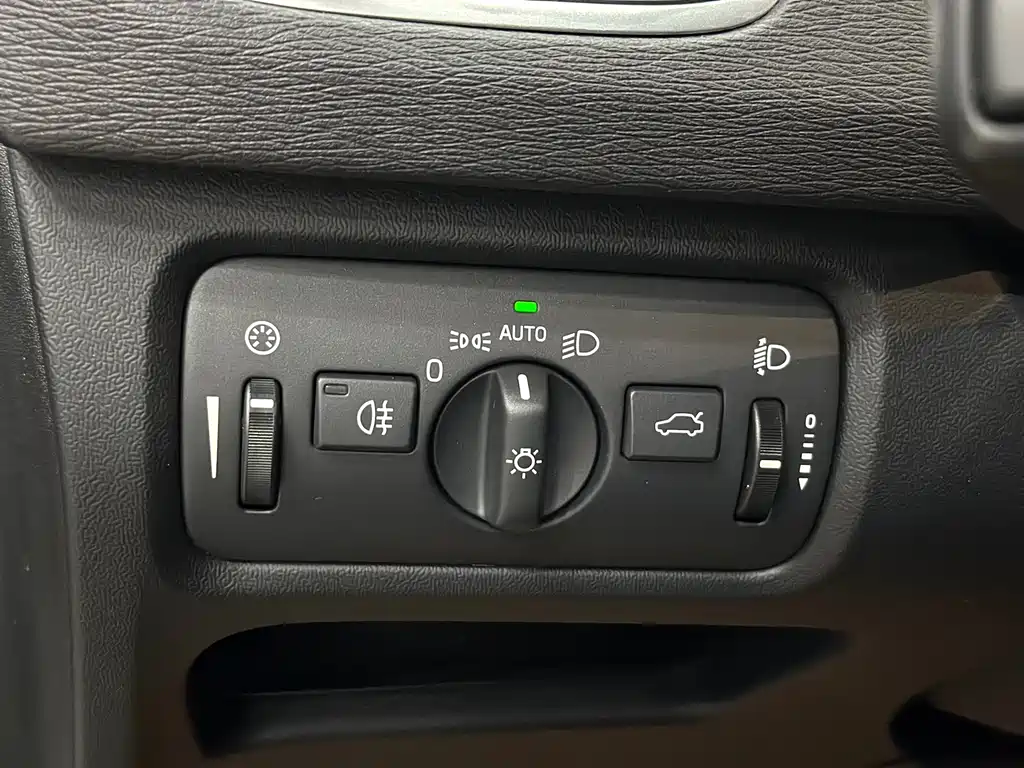 Volvo V40 2016 — фото 15