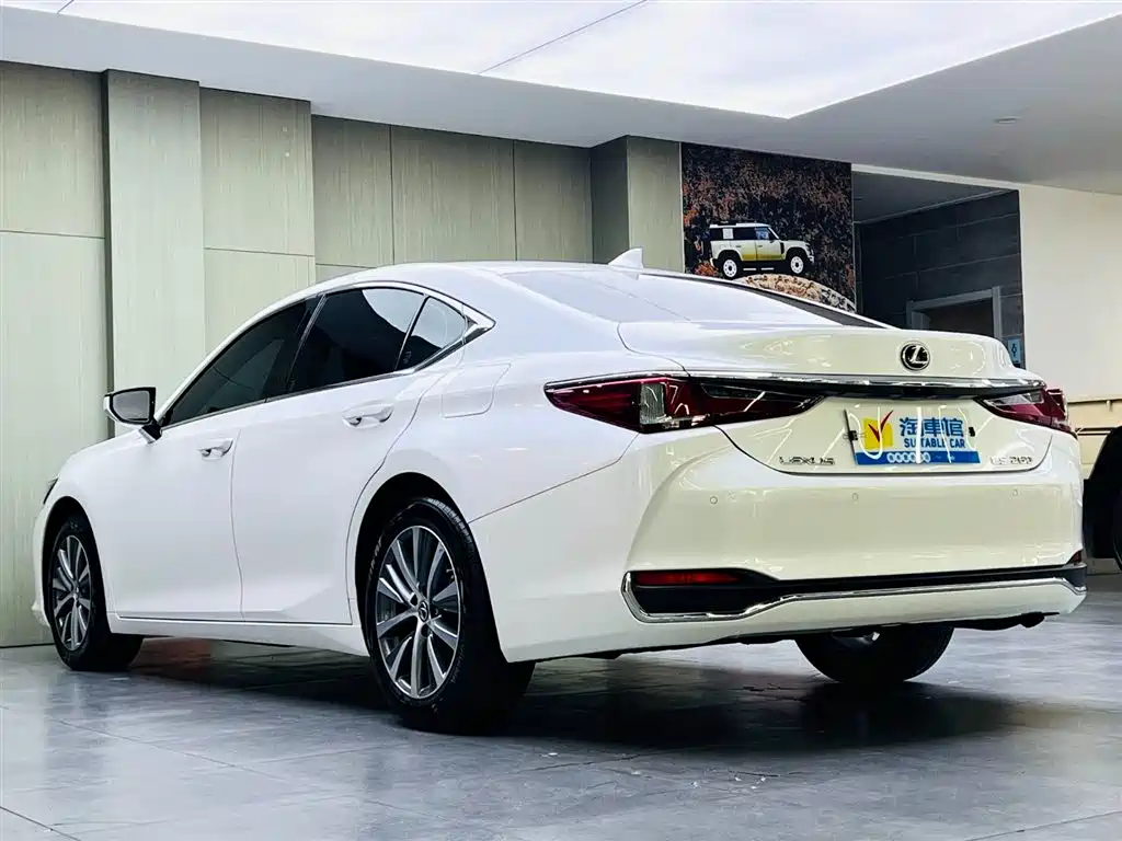 Lexus ES 2020 — фото 6