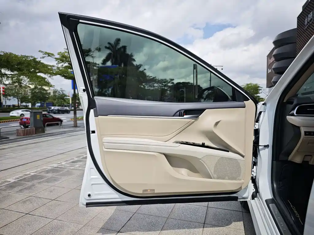 Toyota Camry 2018 — фото 18