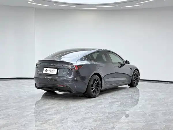 Tesla Model 3 2024
