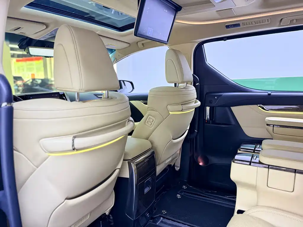 Toyota Alphard 2023 — фото 17