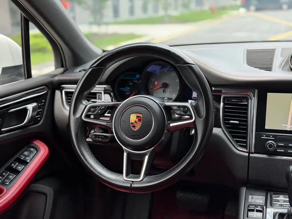 Porsche Macan 2017 — фото 11
