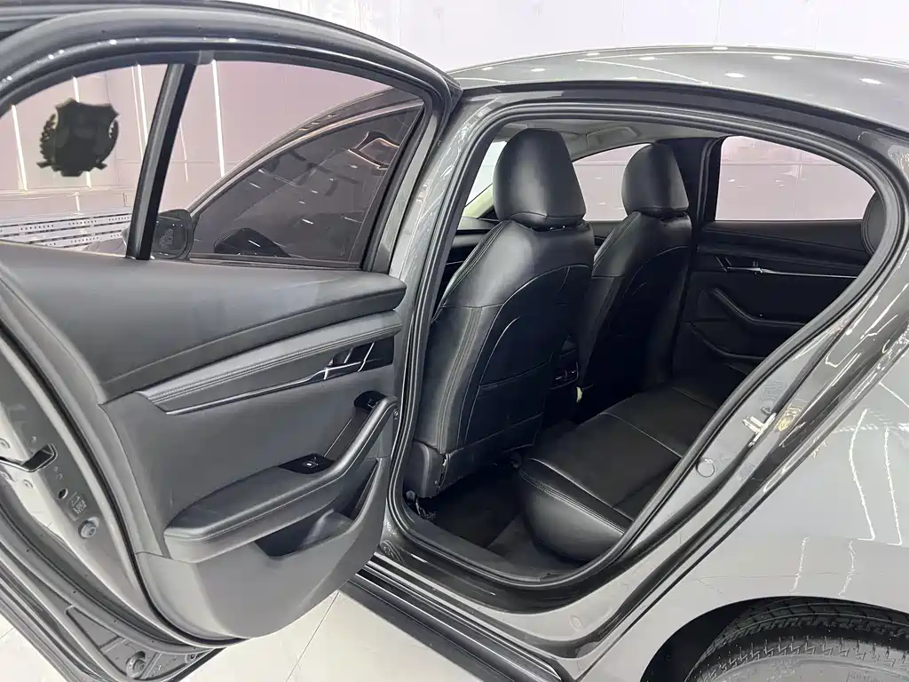 Mazda 3 Axela 2023 — фото 13