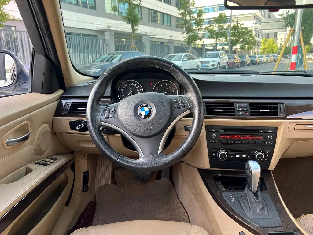 BMW 3 Series 2010 — фото 16