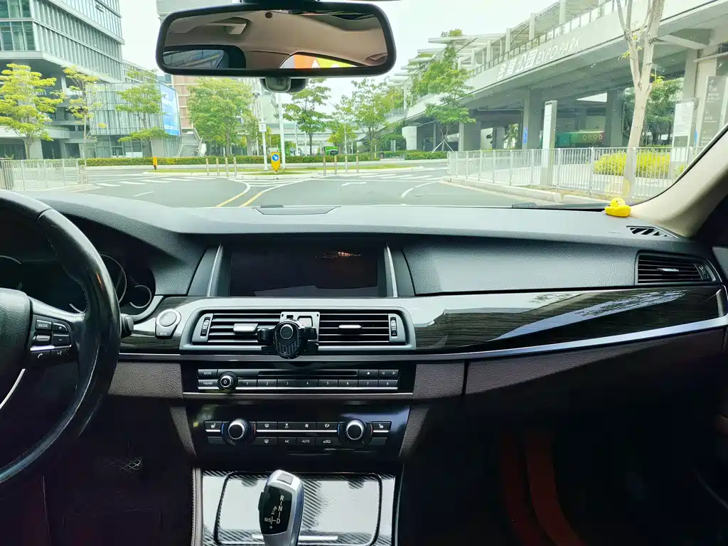 BMW 5 Series 2017 — фото 13