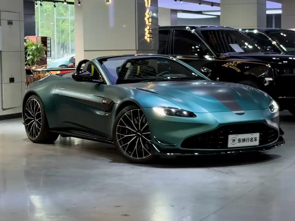 Aston Martin V8 Vantage 2022 — фото 3