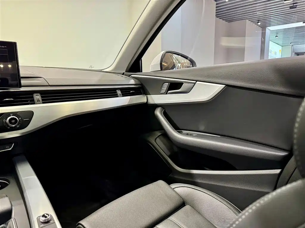 Audi A4L 2023 — фото 27