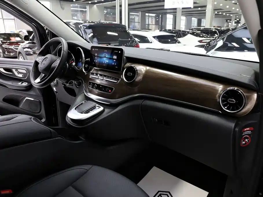 Mercedes-Benz V-Class 2022 — фото 23