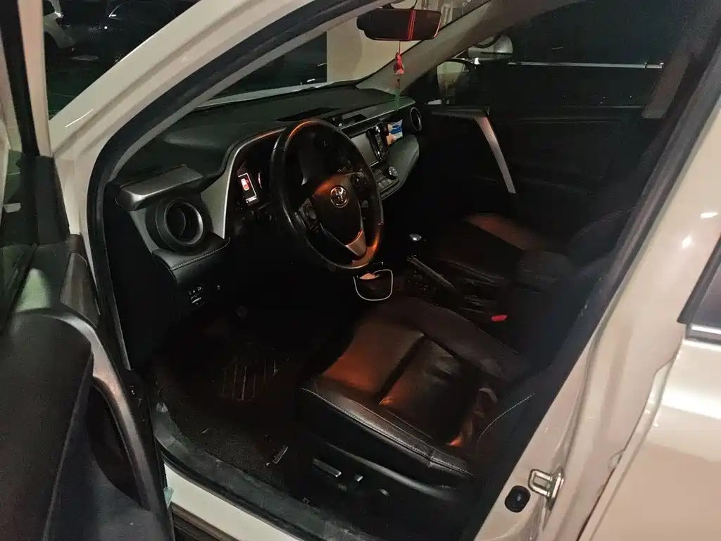 Toyota RAV4 2016 — фото 17