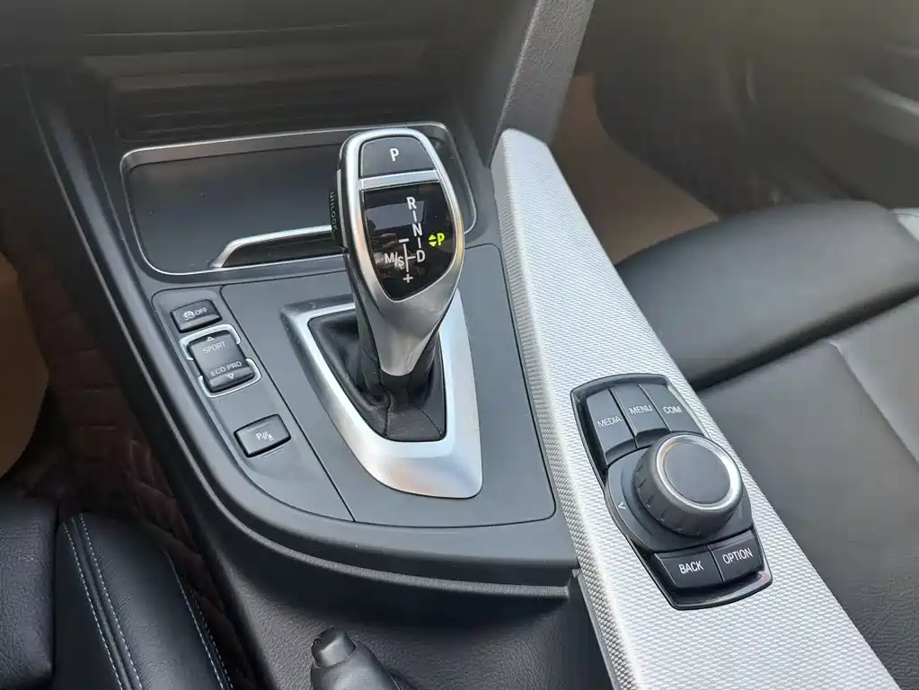 BMW 3 Series 2018 — фото 6