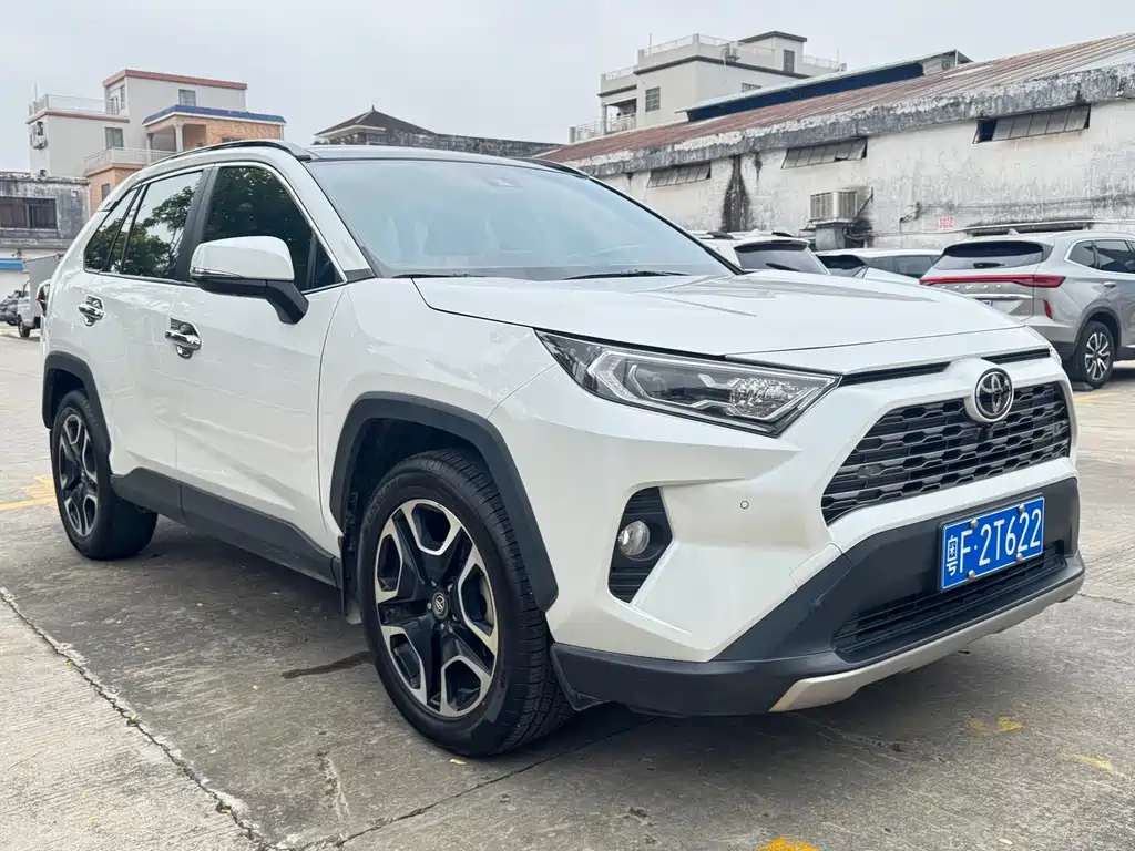Toyota RAV4 2021 — фото 3