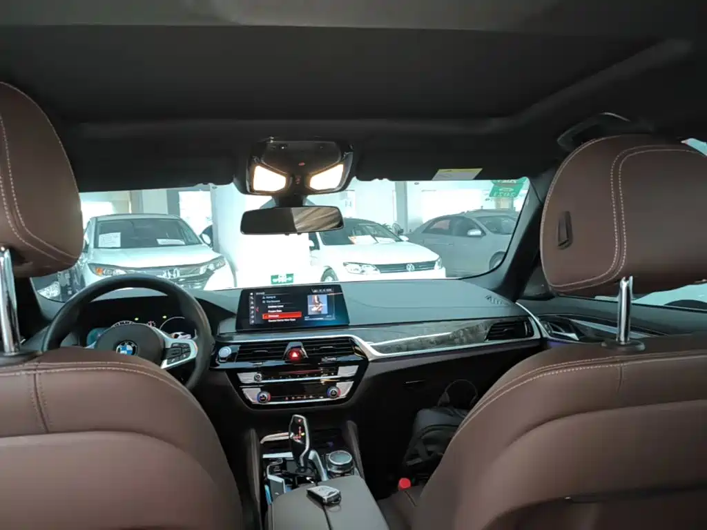 BMW 5 Series 2019 — фото 18