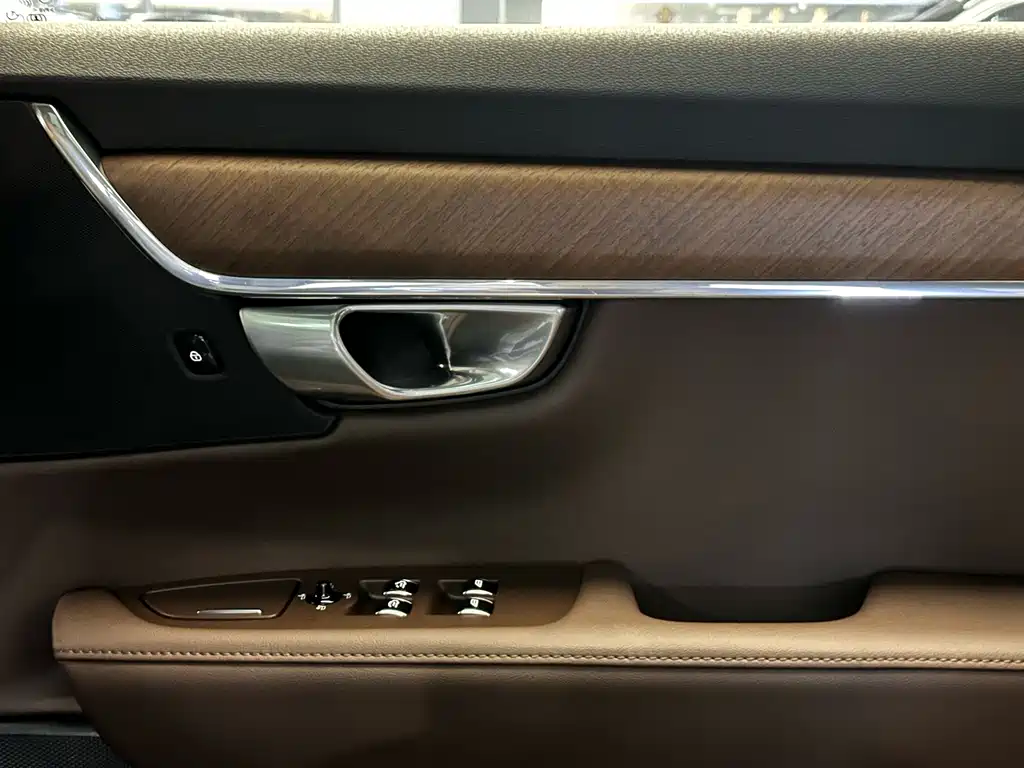 Volvo S90 Plug-In Hybrid 2023 — фото 25