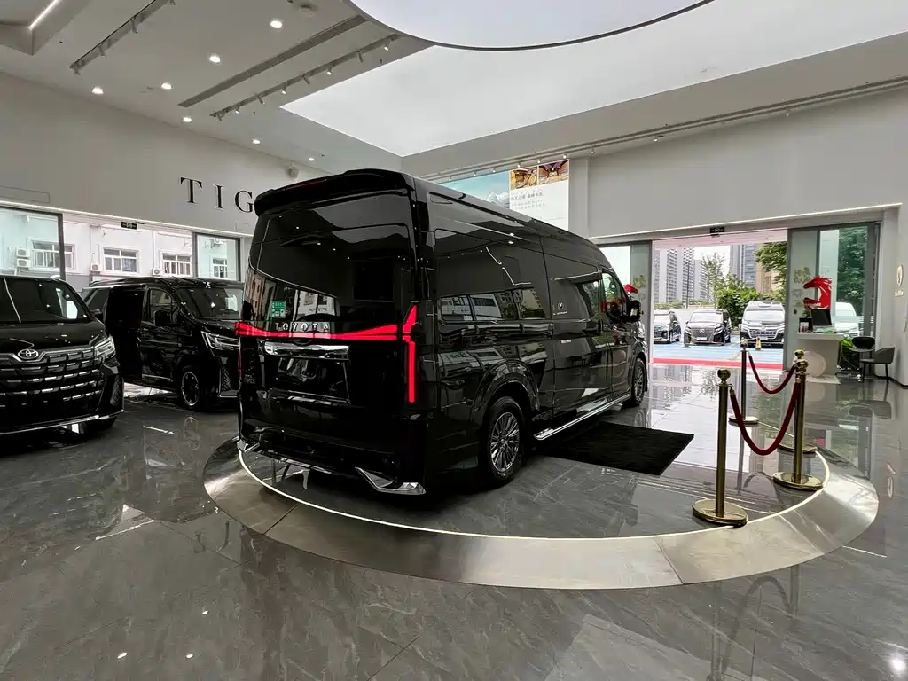 Toyota Hiace — фото 29
