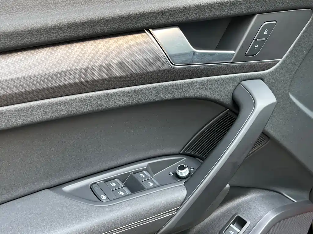 Audi Q5L 2023 — фото 19