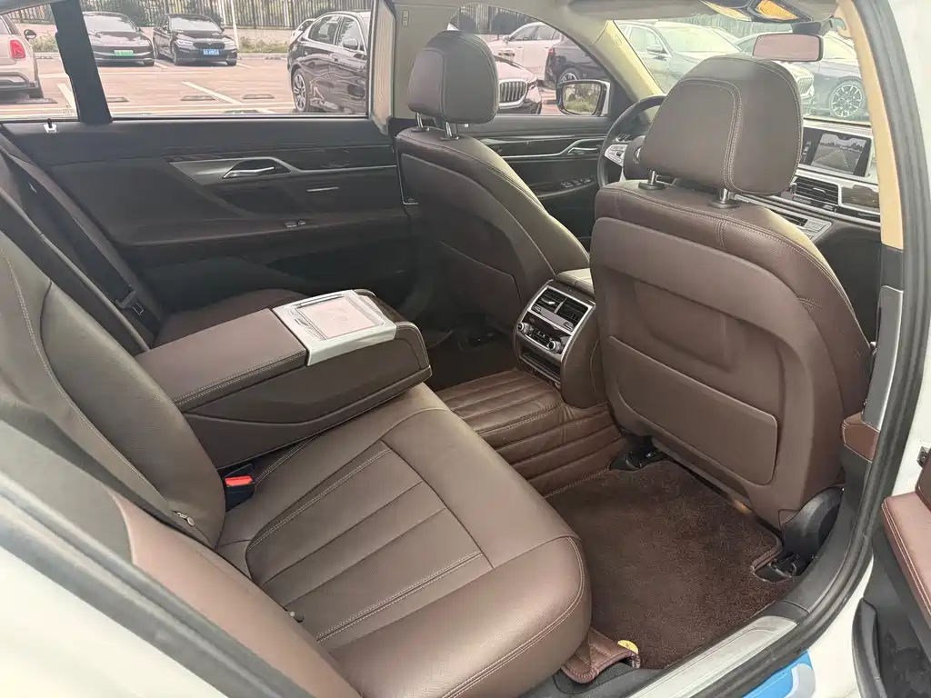 BMW 7 Series 2017 — фото 19