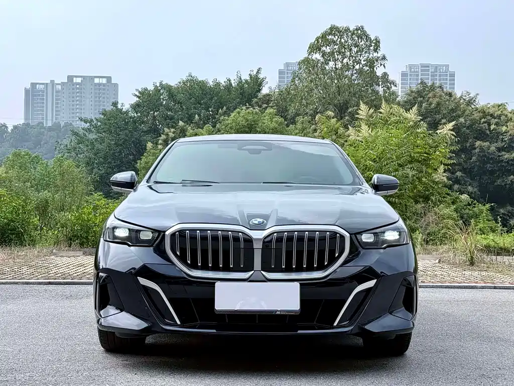 BMW 5 Series 2025 — фото 1