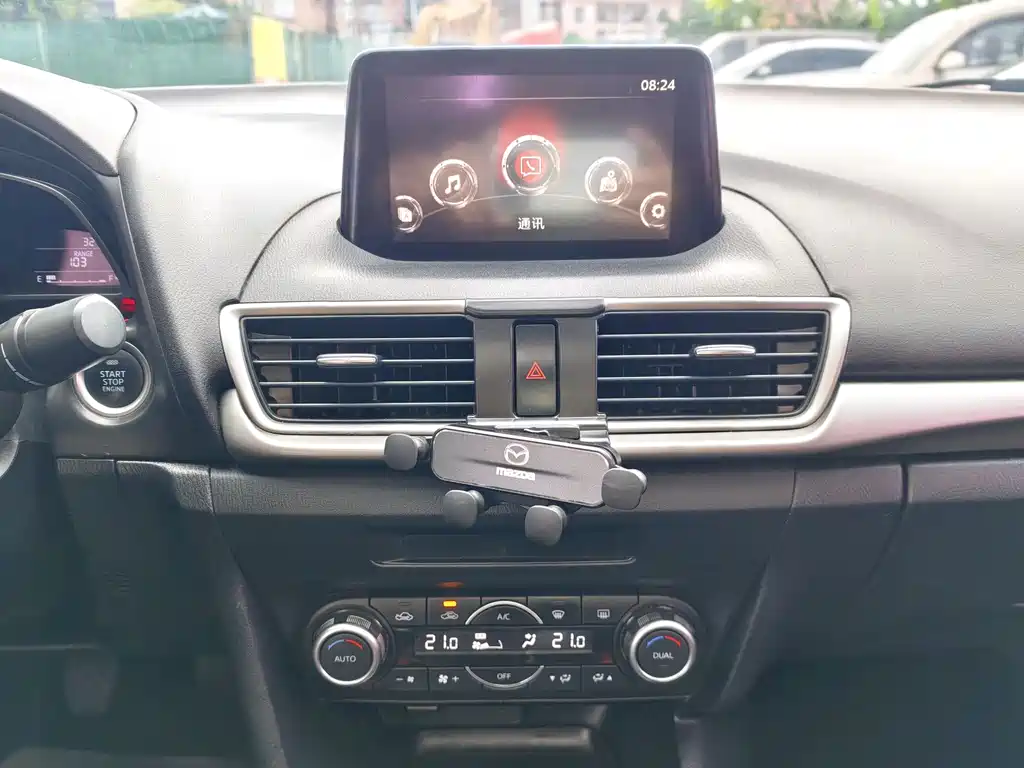 Mazda 3 Axela 2017 — фото 15