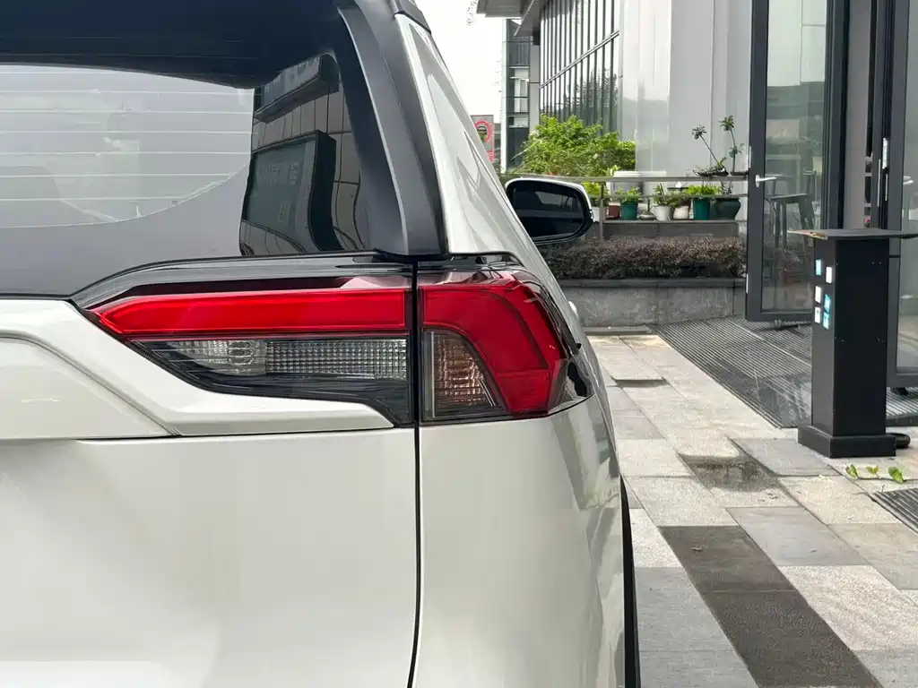 Toyota RAV4 2020 — фото 7