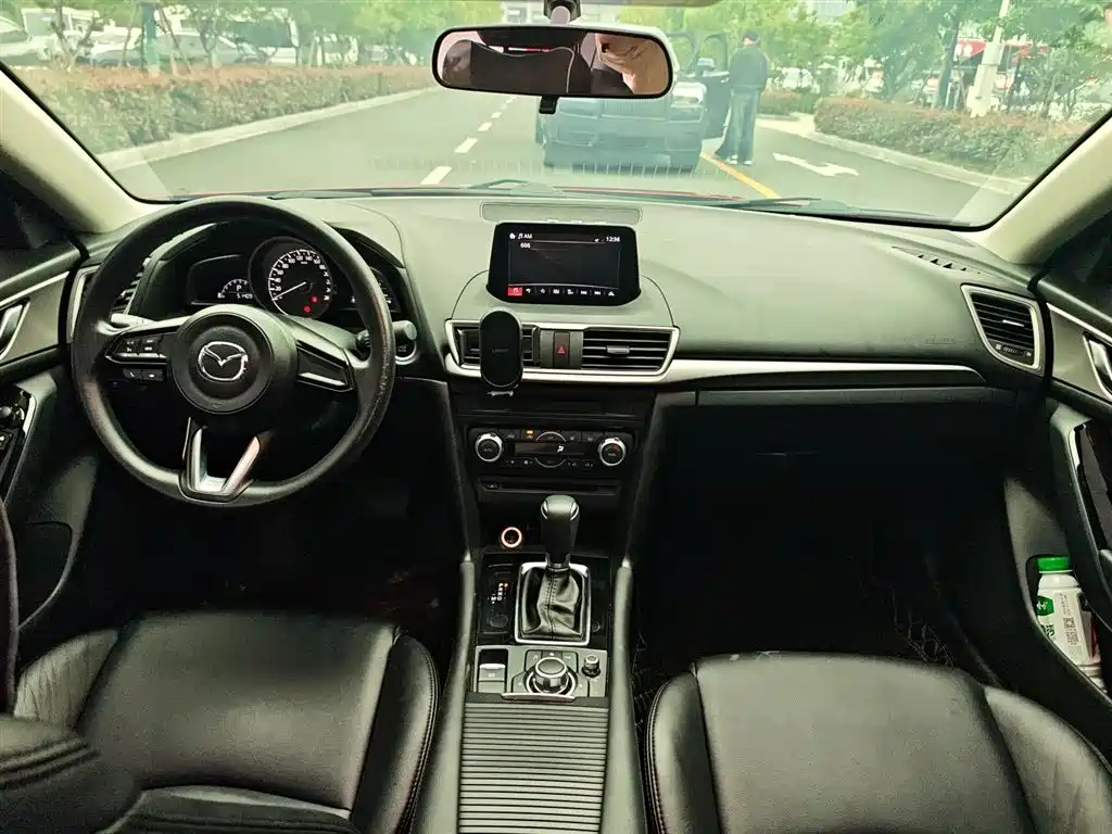 Mazda 3 Axela 2019 — фото 8