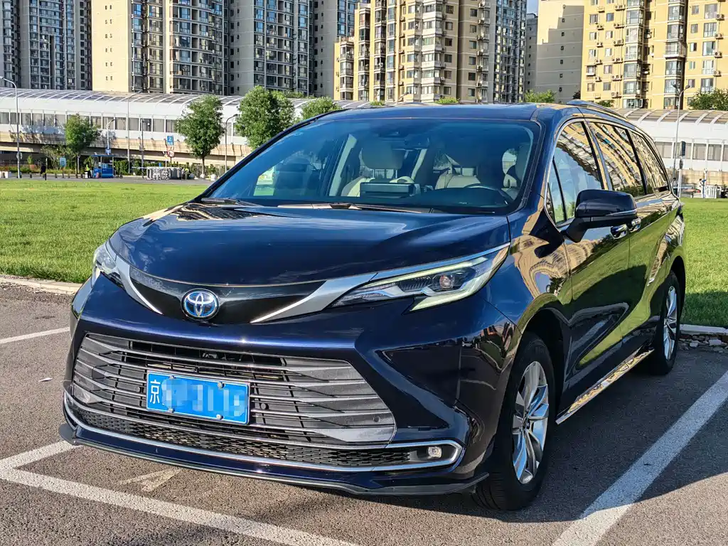 Toyota Sienna 2022 — фото 1