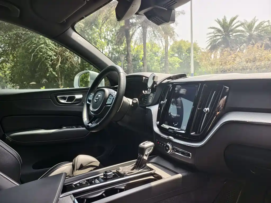 Volvo XC60 2019 — фото 12