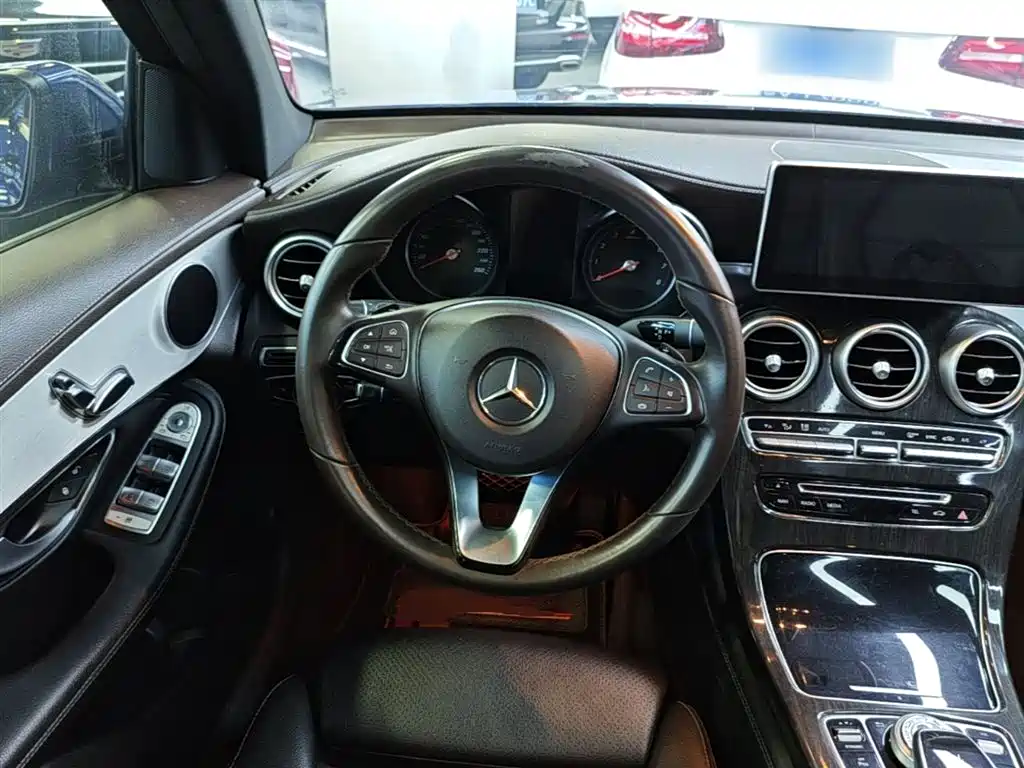 Mercedes-Benz GLC 2018 — фото 11