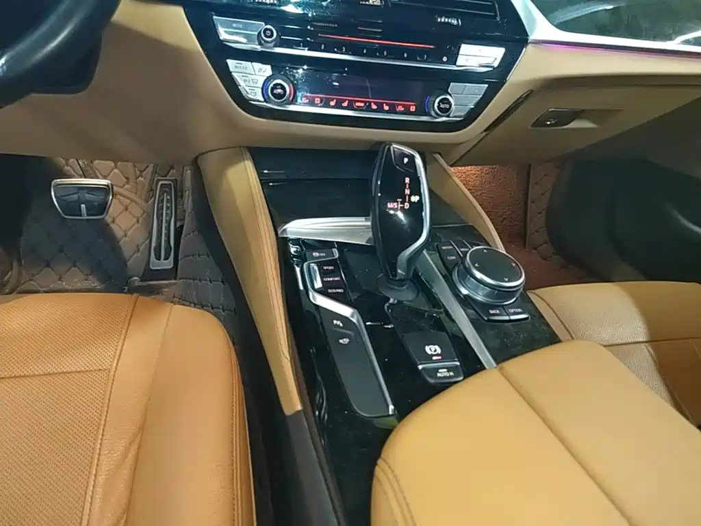 BMW 5 Series 2018 — фото 14