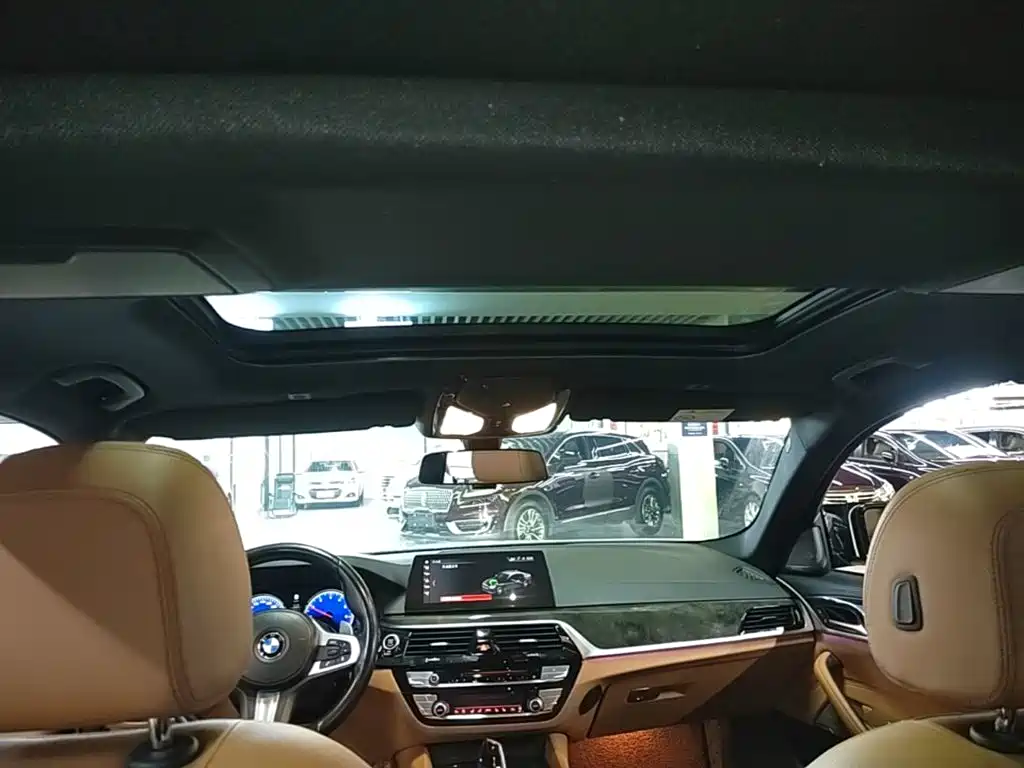 BMW 5 Series 2018 — фото 18
