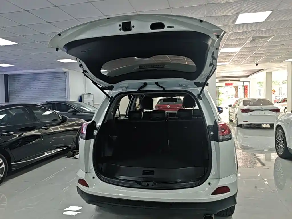 Toyota RAV4 2017 — фото 19