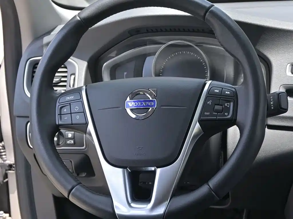 Volvo S60 2017 — фото 11