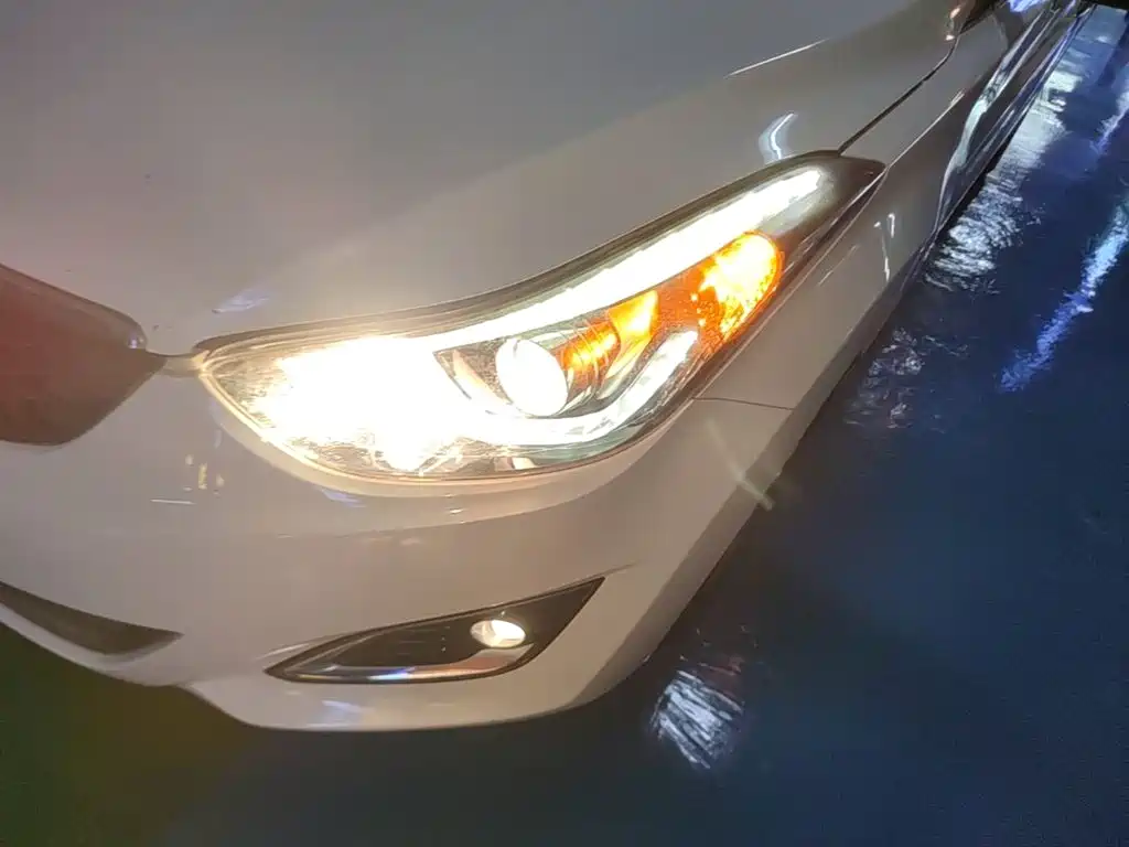 Hyundai Elantra 2018 — фото 24