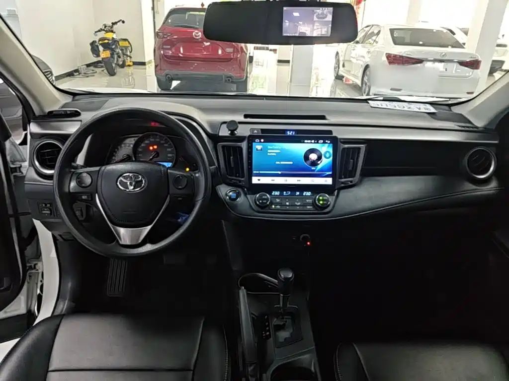 Toyota RAV4 2017 — фото 10