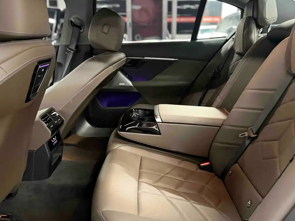 BMW 5 Series 2025 — фото 13