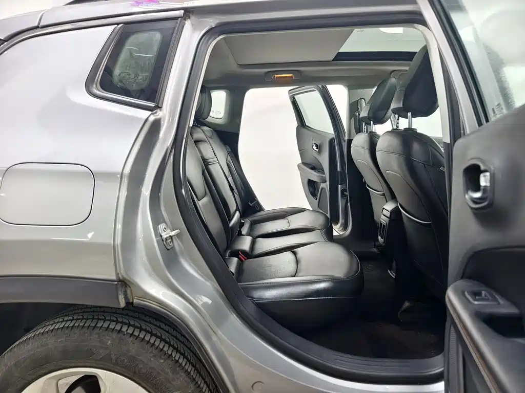 Jeep Compass 2018 — фото 16