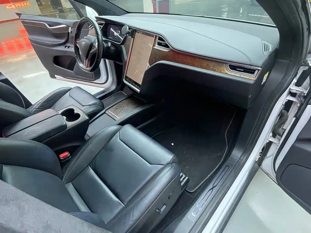 Tesla Model X 2018 — фото 18