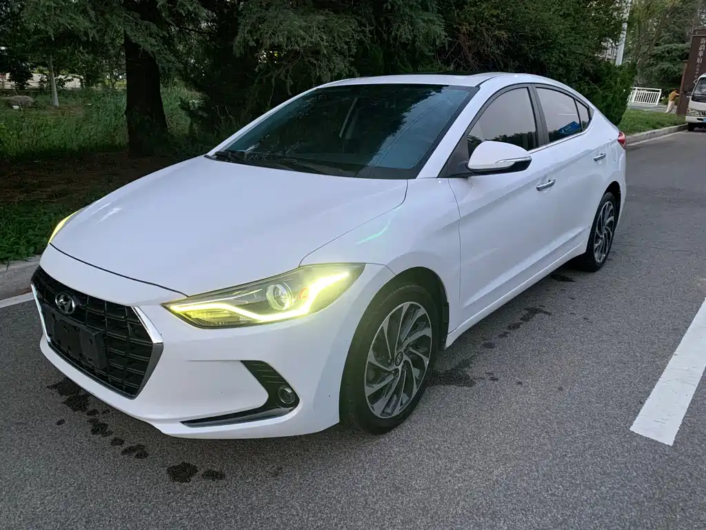 Hyundai Elantra 2019 — фото 1